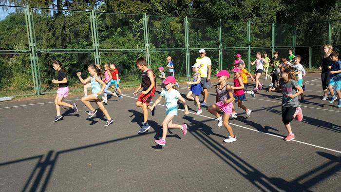 Děti při tréninku na tenisovém táboře